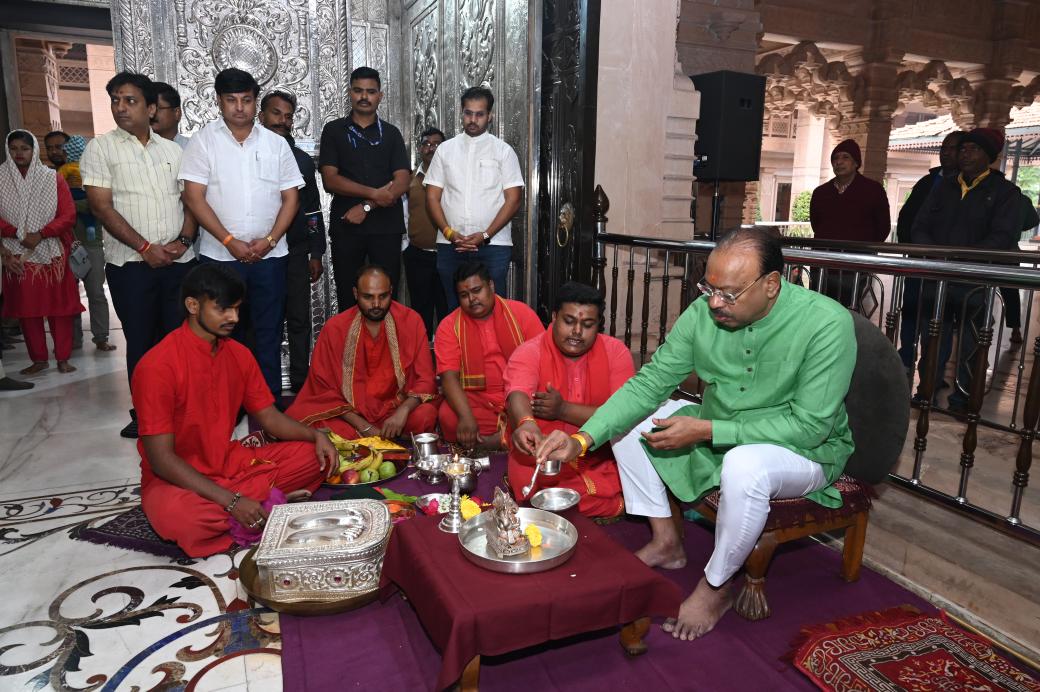 cbawankule's tweet photo. आज माझ्या वाढदिवसानिमित्त श्री महालक्ष्मी जगदंबा माता संस्थान, कोराडी येथे आई जगदंबेला अभिषेक केला. मातेचे आशीर्वाद घेतले. कोराडी येथील श्री महालक्ष्मी जगदंबा माता माझ्यासह अनेकांचे आराध्य दैवत आहे. अखंडपणे जनतेची सेवा करण्यासाठी मातेकडे बळ मागितले. तसेच, सर्वांच्या सुख समाधान व समृद्धीची मातेकडे प्रार्थना केली.

#BJP #Maharashtra #ChandrashekharBawankule
