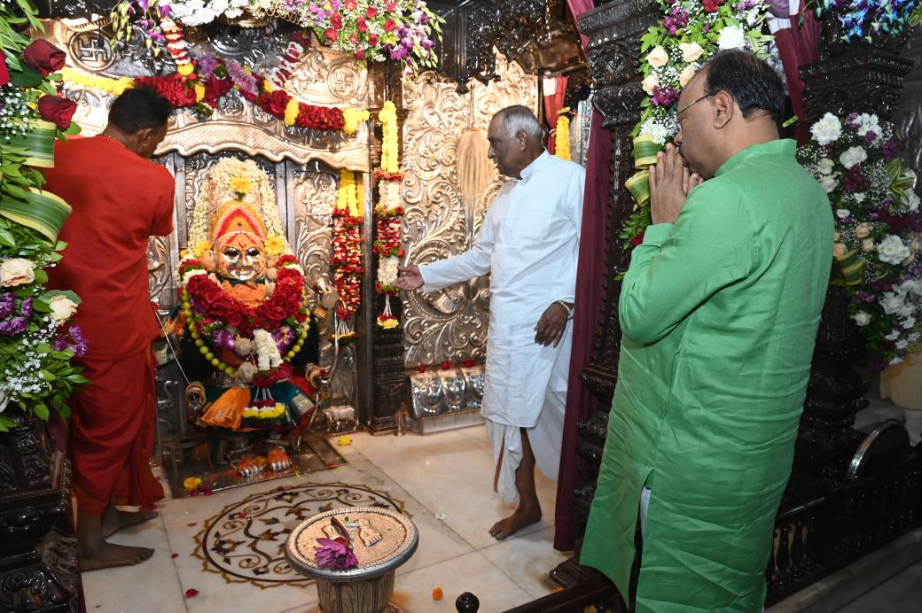 cbawankule's tweet photo. आज माझ्या वाढदिवसानिमित्त श्री महालक्ष्मी जगदंबा माता संस्थान, कोराडी येथे आई जगदंबेला अभिषेक केला. मातेचे आशीर्वाद घेतले. कोराडी येथील श्री महालक्ष्मी जगदंबा माता माझ्यासह अनेकांचे आराध्य दैवत आहे. अखंडपणे जनतेची सेवा करण्यासाठी मातेकडे बळ मागितले. तसेच, सर्वांच्या सुख समाधान व समृद्धीची मातेकडे प्रार्थना केली.

#BJP #Maharashtra #ChandrashekharBawankule