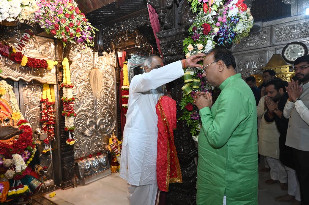 cbawankule's tweet photo. आज माझ्या वाढदिवसानिमित्त श्री महालक्ष्मी जगदंबा माता संस्थान, कोराडी येथे आई जगदंबेला अभिषेक केला. मातेचे आशीर्वाद घेतले. कोराडी येथील श्री महालक्ष्मी जगदंबा माता माझ्यासह अनेकांचे आराध्य दैवत आहे. अखंडपणे जनतेची सेवा करण्यासाठी मातेकडे बळ मागितले. तसेच, सर्वांच्या सुख समाधान व समृद्धीची मातेकडे प्रार्थना केली.

#BJP #Maharashtra #ChandrashekharBawankule