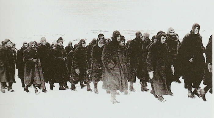 OSNMITALY's tweet photo. Ringraziate l'uomo dell'anno..Benito Mussolini. l'assassino di popoli.
13 gennaio 1943. Nelle intenzioni di Mussolini la campagna di Russia doveva essere il momento per mostrare il proprio orgoglio a fianco dell’alleato tedesco. Nel luglio del 1941 partirono 50 mila uomini dello Csir, il Corpo di spedizione italiano in Russia. Un anno dopo altri 200 mila uomini andranno a comporre l’Armir, l’ottava Armata italiana in Russia. Le divisioni, soprattutto quelle alpine, che parteciparono alla campagna, hanno nomi che sono leggenda : la Tridentina, la Julia, la Cuneense.

Il luogo di battaglia principale sarà il corso del fiume Don, su un fronte lungo oltre 300 chilometri. Dopo un’estate di combattimenti si arrivò all’inesorabile inverno russo con le temperature scese a oltre 30 gradi sotto lo zero e con i soldati italiani in divise di tela, scarpe bucate, poche munizioni, quasi senza cibo e con scarsissime comunicazioni fra i reparti.

I russi dilagarono a partire dal dicembre 1942 chiudendo sia i tedeschi che gli italiani in una sorta di sacca: si contarono migliaia di morti. Il 12 gennaio 1943 ci fu il secondo sfondamento sovietico ed il giorno seguente, il 13 gennaio iniziò la lunga, lenta e disperata ritirata delle truppe italiane. A piedi, senza cibo e vestiti adeguati, i nostri soldati girarono le spalle e guardarono le immense distese di neve e ghiaccio. Iniziò così il loro calvario.

L’ultima grande battaglia avvenne il 26 gennaio 1943 a Nikolajevska con le nostre truppe circondate in mezzo al nulla nel disperato e riuscito tentativo di sfondare l’accerchiamento per poi iniziare l’infinito viaggio di ritorno a piedi. In oltre due mesi di ritirata cadranno moltissimi dei già non molti sopravvissuti alle battaglie, altri verranno catturati ed internati. Le truppe italiane contarono in questa campagna 74 mila morti e 26 mila rimpatriati per ferite o congelamenti.

I racconti di Mario Rigoni Stern “ Il Sergente nella neve” e di Giulio Bedeschi “Centomila gavette di ghiaccio” rendono uno spaccato drammatico dell’odissea del ritorno.
 I caduti italiani nella campagna di Russia assommano secondo alcune stime a circa 90 mila. I morti sul fronte russo di tutti i Paesi impegnati nel conflitto furono circa 30 milioni di cui una buona metà di civili russi.Negli elenchi figurano 64.500 nominativi di italiani; di questi, 38.000 si riferiscono a prigionieri morti nei lager, 22.000 a rimpatriati – compresi i 12.000 ex internati dei tedeschi; per altri nomi, 2.000, non viene precisata la sorte; infine, vi sono circa In molti testi si raffronta il numero dei circa 90mila caduti e dispersi a fronte dei circa 220mila che costituivano l’8° Armata italiana in Russia (o Arm.I.R, che integrò il precedente Corpo di Spedizione Italiano in Russia o C.S.I.R.). Alcuni Storici, invece, lo raffrontano al numero di chi era schierato in linea, cioè circa 150mila , per significare ancora di più le dimensioni della tragedia.

Se poi alla mole immensa dei caduti o dispersi aggiungiamo che in quelle terre rimasero il 70% degli automezzi che vi erano stati mandati, l’80% dei quadrupedi, il 76% degli armamenti di reparto e il 97% delle artiglierie, la dimensione di disfatta prende corpo (M.Coltrinari, La guerra italiana all’URSS – 1941-1943 Le operazioni, ed. Nuova Cultura Roma 2010, pag. 163)2.500 fra nomi ripetuti – 307 solo per gli ufficiali –
#13gennaio
