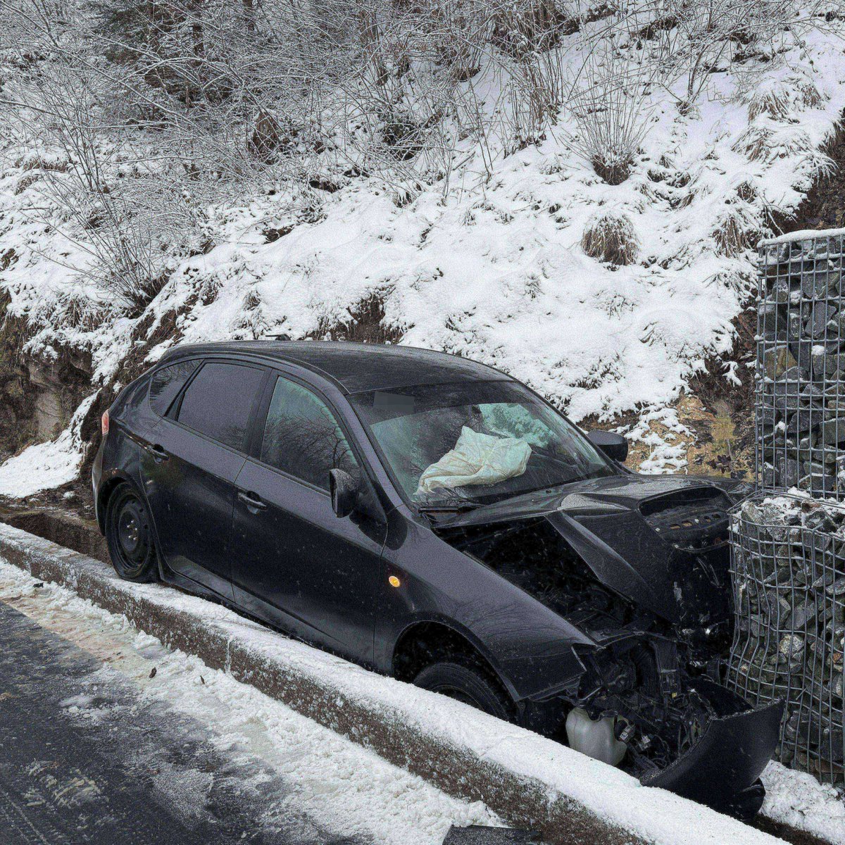 Unfallreiche Tage: 34-jähriger Fahrer bei VU positiv auf Drogen. 43-jähriger Fahrer kollidiert in Bürglen mit Leitplanke. 24-jähriger Fahrer prallt in St. Niklausen gegen Mauer. 61-jährige Fahrerin rutscht in Lungern Abhang hinunter. Alle unverletzt. #kapoobwalden