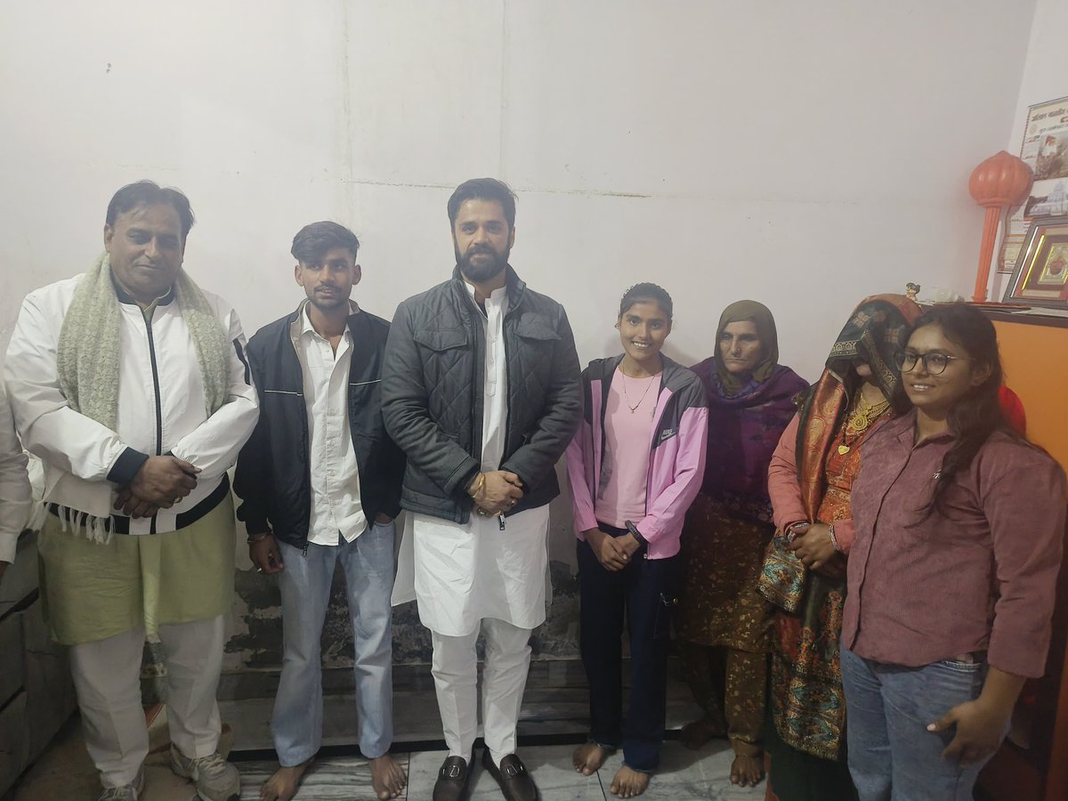bbhavyabishnoi's tweet photo. आज मंडी आदमपुर (जवाहर नगर) में लोगों की समस्याओं का जाएज़ा लिया और मौक़े पर उपस्थित अधिकारियों को उनके समाधान के आवश्यक निर्देश दिए। हमेशा की तरह अपनों के सुख-दुख में शामिल हुआ। #आदमपुर #Adampur https://t.co/zujh1VLzp7