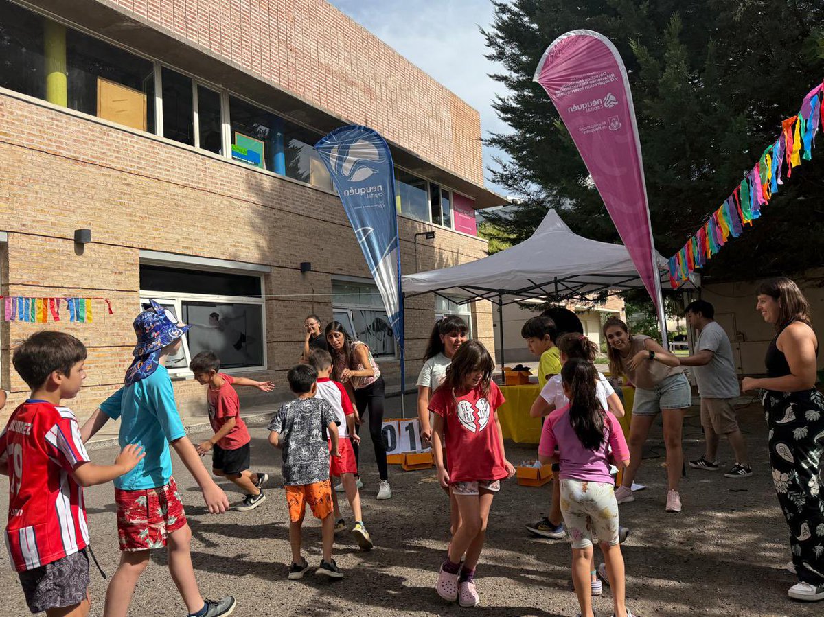 GiovanettL's tweet photo. 💦 NUEVA SEMANA DE COLONIAS
🟠 Este lunes, en #CasaClub, continuamos con los talleres de Prevención de #Consumos Problemáticos.
🎯Con actividades lúdicas compartimos sobre el uso cuidado y responsable de la tecnología y promovimos hábitos y conductas saludables.
@munineuquen https://t.co/rKIP6HFxpI