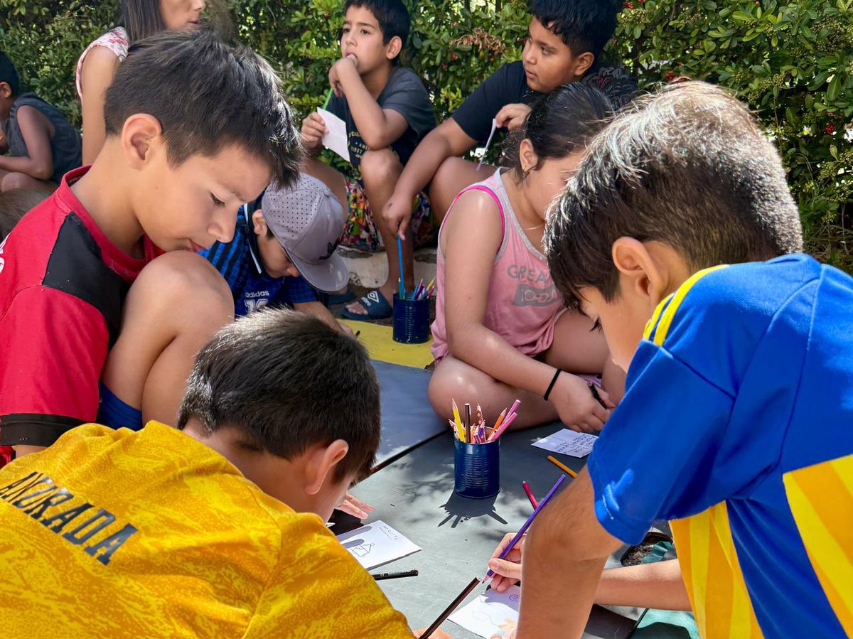 GiovanettL's tweet photo. 💦 NUEVA SEMANA DE COLONIAS
🟠 Este lunes, en #CasaClub, continuamos con los talleres de Prevención de #Consumos Problemáticos.
🎯Con actividades lúdicas compartimos sobre el uso cuidado y responsable de la tecnología y promovimos hábitos y conductas saludables.
@munineuquen https://t.co/rKIP6HFxpI