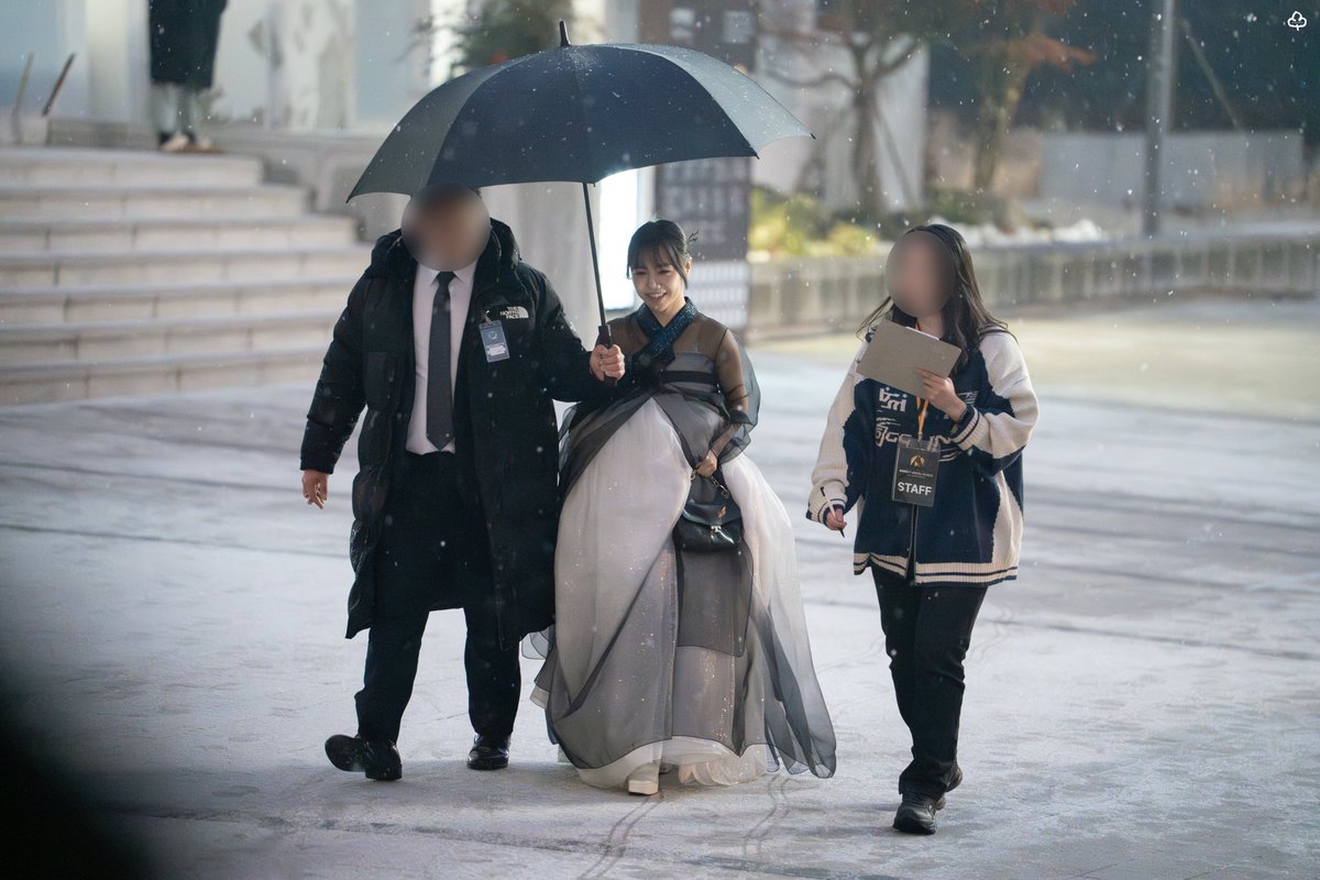 눈 사이로 한복 입고 걸어오는 콩나가 너무 이뻣어ㅠㅠ