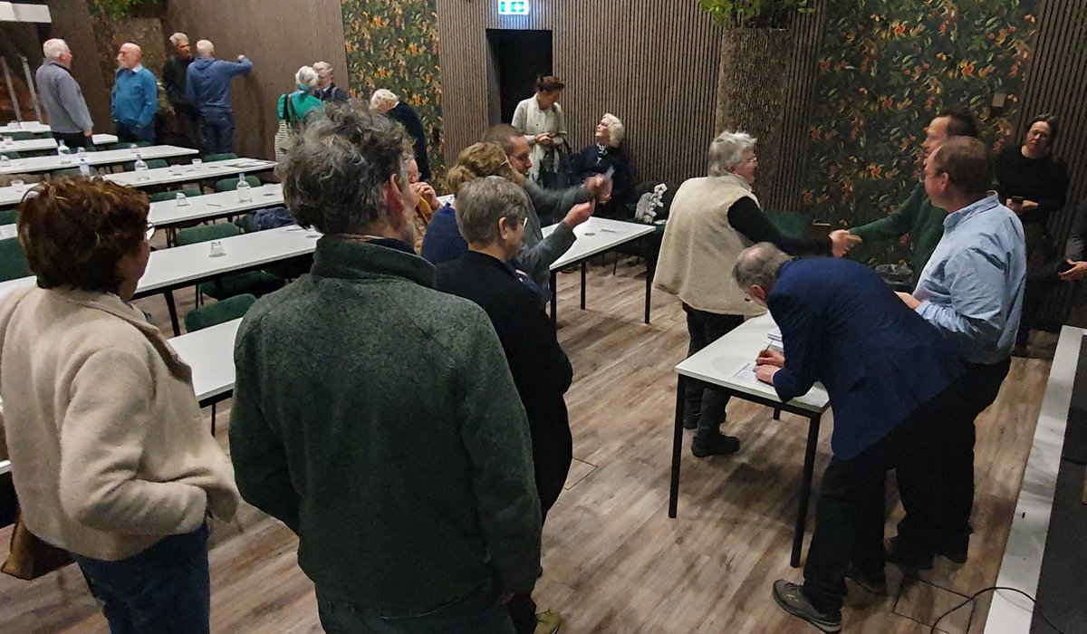 Bij de Nieuwjaarsbijeenkomst van de NMV hebben we aan 38 cursisten het certificaat van de Basiscursus Paddenstoelen uitgereikt. 91 cursisten krijgen hun certificaat per post. De cursisten werden met een spontaan applaus ontvangen door de 130 aanwezige NMV-leden.