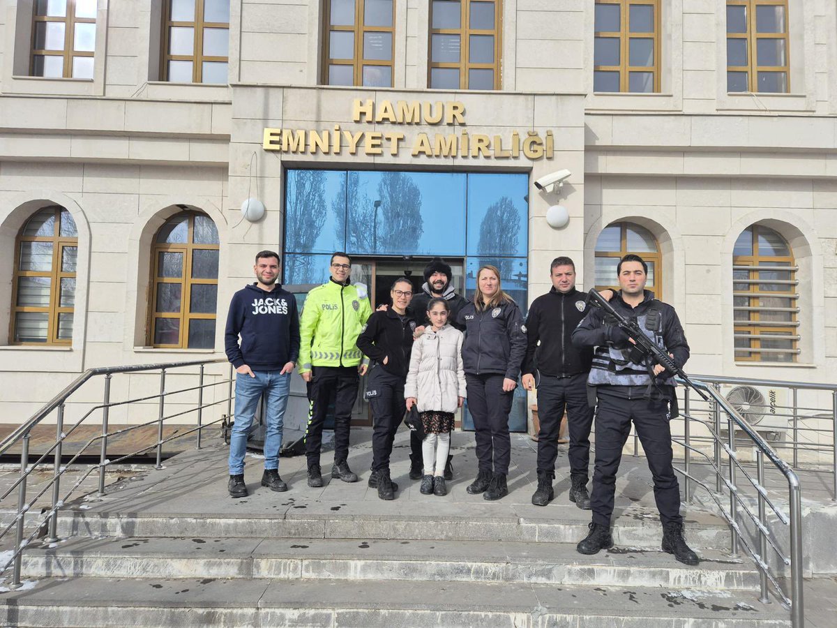 MNesipMahir's tweet photo. “Bir Hayalim Var” projemizde yapılan sınavlarda dereceye giren öğrencilerimizden 

🩺 3 tanesi Doktor
👨🏽‍💼 1 tanesi Kaymakam 
👩‍⚖️ 1 tanesi Avukat 
👮 1 tanesi Polis 
👮 1 tanesi Subay 

Olmak istediler ve bir iş gününü kurumlarımızı ziyaret ederek iş ve işlemleri yerinde izlediler https://t.co/REh05jzVYk