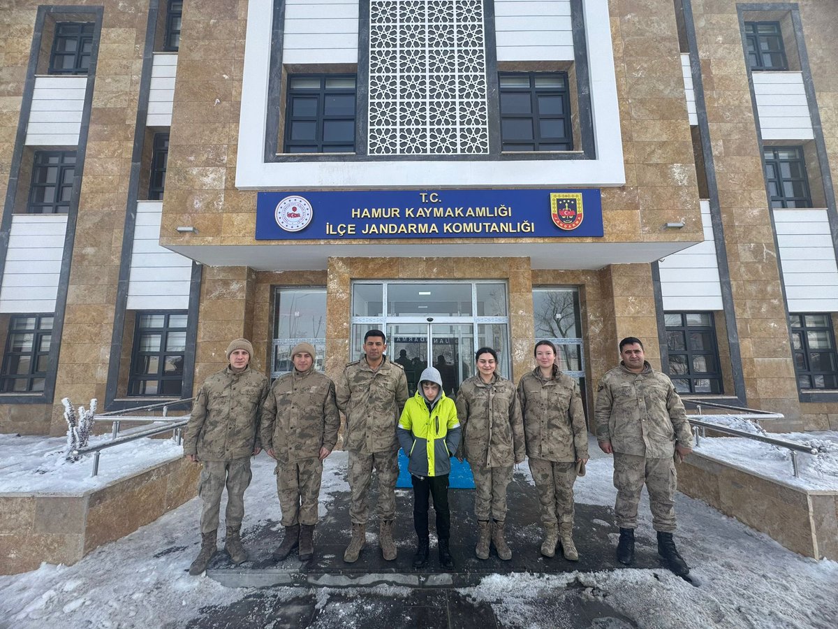 MNesipMahir's tweet photo. “Bir Hayalim Var” projemizde yapılan sınavlarda dereceye giren öğrencilerimizden 

🩺 3 tanesi Doktor
👨🏽‍💼 1 tanesi Kaymakam 
👩‍⚖️ 1 tanesi Avukat 
👮 1 tanesi Polis 
👮 1 tanesi Subay 

Olmak istediler ve bir iş gününü kurumlarımızı ziyaret ederek iş ve işlemleri yerinde izlediler https://t.co/REh05jzVYk