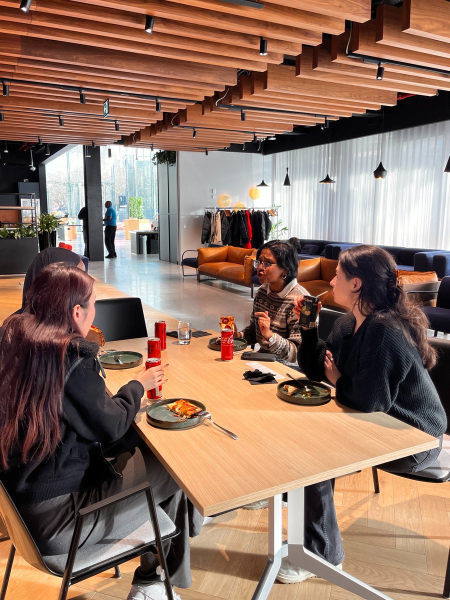 TeenTurn's tweet photo. What's network building without lunch!? Thanks again to LinkedIn for hosting today's alum career workshop "Your Professional Brand". 
#SocialImpact #InCommunity https://t.co/PQXvYkwBT6