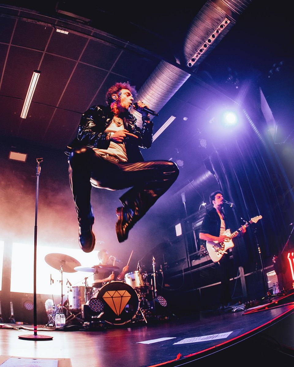 HontzaP's tweet photo. ´ElPresenteTour´, de @shinovaoficial , a su paso por la @salacustom de Sevilla.
📷: #lepetitpatte 
#shinova #elpresente #elpresentetour #vibramahou #girasalas #salacustom #sevilla #enero #fotografias https://t.co/bTmLR1Eb09