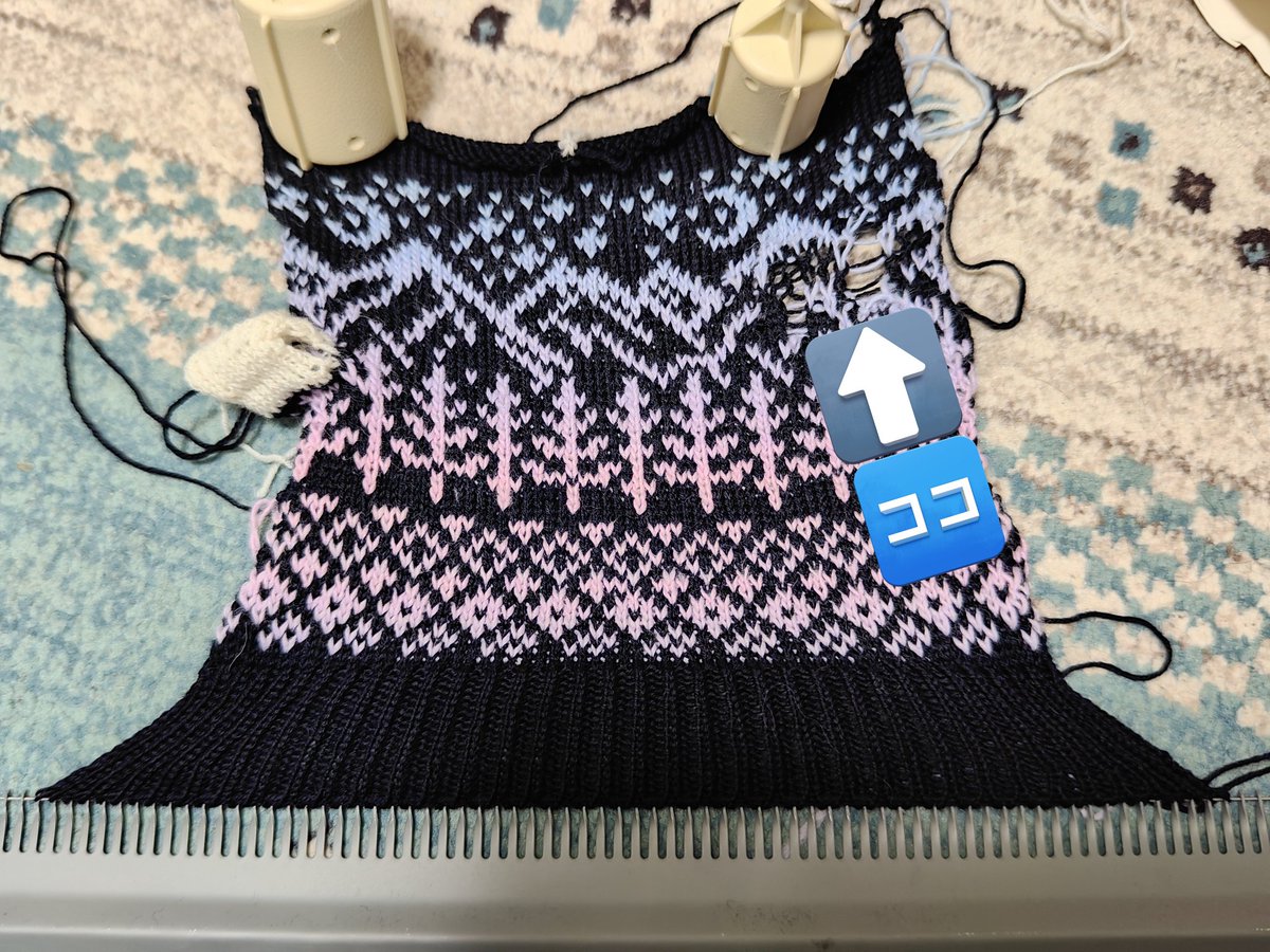 今日は編み機でミトン作成してました。前回の失敗(キツかった)を生かして、長さも計算して、段染め糸を使った編み込みもすごく上手くいってたと思ったのになんかの拍子で糸を落としてたらしく大きな穴が…泣きたい(›´ω`‹ )
 #編み機  #シルバー編み機  #ミトン  #編み物好きさんと繋がりたい