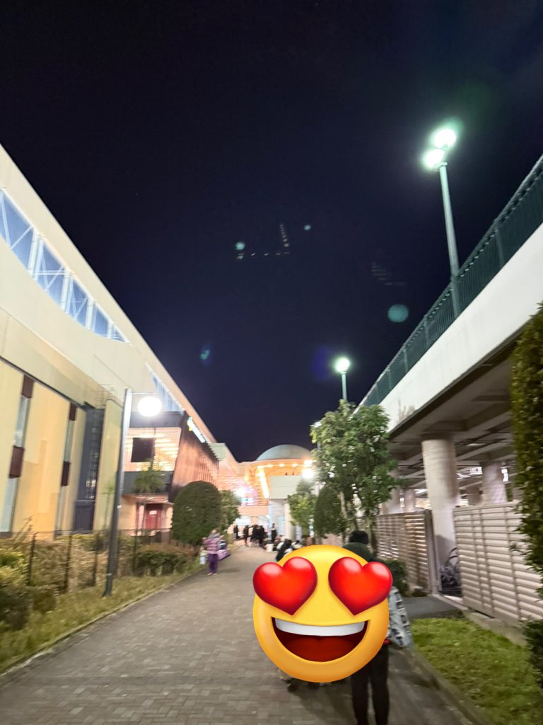 teamearlyTDR's tweet photo. 0時頃の様子

フレンジーのときは、0時に列を作り始めましたが、これよりは多かったような気がします
#徹夜組
#舞浜
#舞浜駅
#パルパルーザ
#パルパル
#スニーク
#プレビュー
#ディズニー
#TDR__now 
 #TDR_now https://t.co/xpL3UPlTQ2