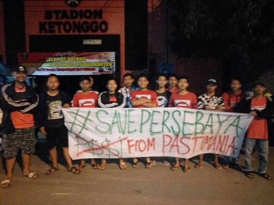 EdwinHi_'s tweet photo. @substreetftbl Salam dari Ngawi mas , Foto tahun 2016, sedikit gerakan solidaritas dari kami pastimania kala itu, saya pribadi bukan Bonek tapi tahu sedikit banyak tentang perjuangan Arek Bonek 1927, Hormat 🙏 https://t.co/0yINDOxte1