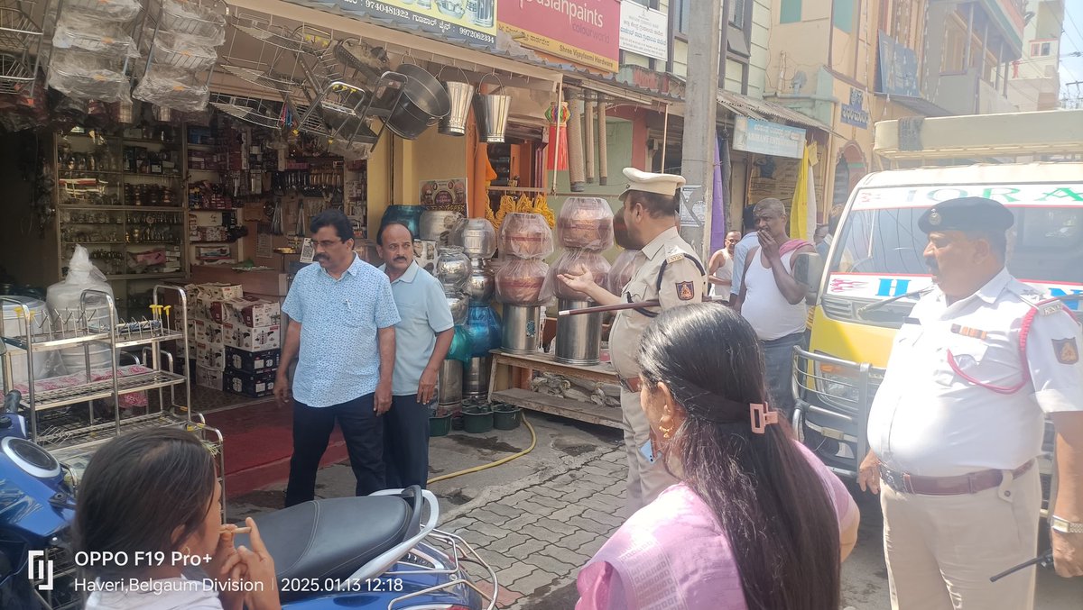 sphaveri's tweet photo. #haveripolice #trafficmanagement ಹೆಚ್ಚುವರಿ ಪೋಲೀಸ್ ಅಧೀಕ್ಷಕರು, ನಗರಸಭೆ ಅಧ್ಯಕ್ಷರೊಂದಿಗೆ ಹಾವೇರಿಯ ಎಂ.ಜಿ ಸರ್ಕಲ್ ದಿಂದ ಹುಕ್ಕೇರಿಮಠ ದ ವರೆಗಿನ ರಸ್ತೆಯ ಪಾದಚಾರಿ ರಸ್ತೆಯ ಒತ್ತುವರಿ ಬಗ್ಗೆ ಪರಿಶೀಲಿಸಿ, ಸುಗಮ ಸಂಚಾರಕ್ಕೆ ಅಡಚಣೆಯಾಗದಂತೆ ಎಚ್ಚರಿಕೆ ವಹಿಸಲು ಅಂಗಡಿಯವರಿಗೆ ಸೂಚಿಸಿದರು.
@DgpKarnataka @igperdvg @anshu_ips https://t.co/KHFDPQp3PQ