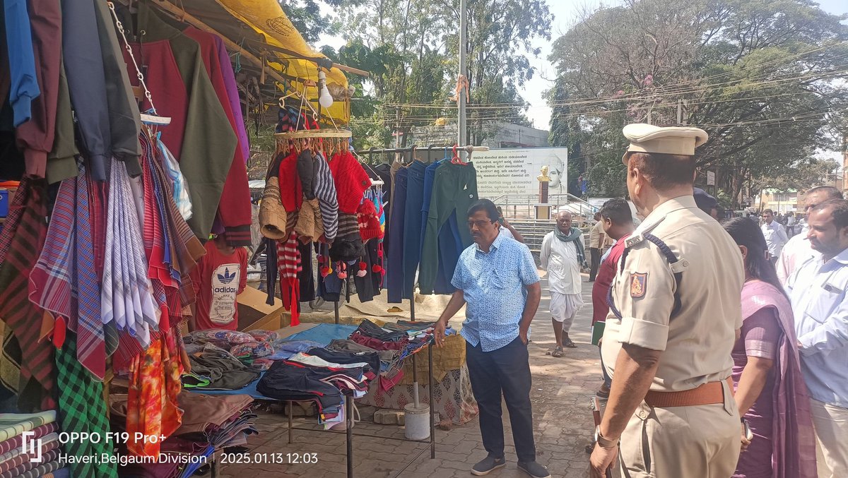 sphaveri's tweet photo. #haveripolice #trafficmanagement ಹೆಚ್ಚುವರಿ ಪೋಲೀಸ್ ಅಧೀಕ್ಷಕರು, ನಗರಸಭೆ ಅಧ್ಯಕ್ಷರೊಂದಿಗೆ ಹಾವೇರಿಯ ಎಂ.ಜಿ ಸರ್ಕಲ್ ದಿಂದ ಹುಕ್ಕೇರಿಮಠ ದ ವರೆಗಿನ ರಸ್ತೆಯ ಪಾದಚಾರಿ ರಸ್ತೆಯ ಒತ್ತುವರಿ ಬಗ್ಗೆ ಪರಿಶೀಲಿಸಿ, ಸುಗಮ ಸಂಚಾರಕ್ಕೆ ಅಡಚಣೆಯಾಗದಂತೆ ಎಚ್ಚರಿಕೆ ವಹಿಸಲು ಅಂಗಡಿಯವರಿಗೆ ಸೂಚಿಸಿದರು.
@DgpKarnataka @igperdvg @anshu_ips https://t.co/KHFDPQp3PQ