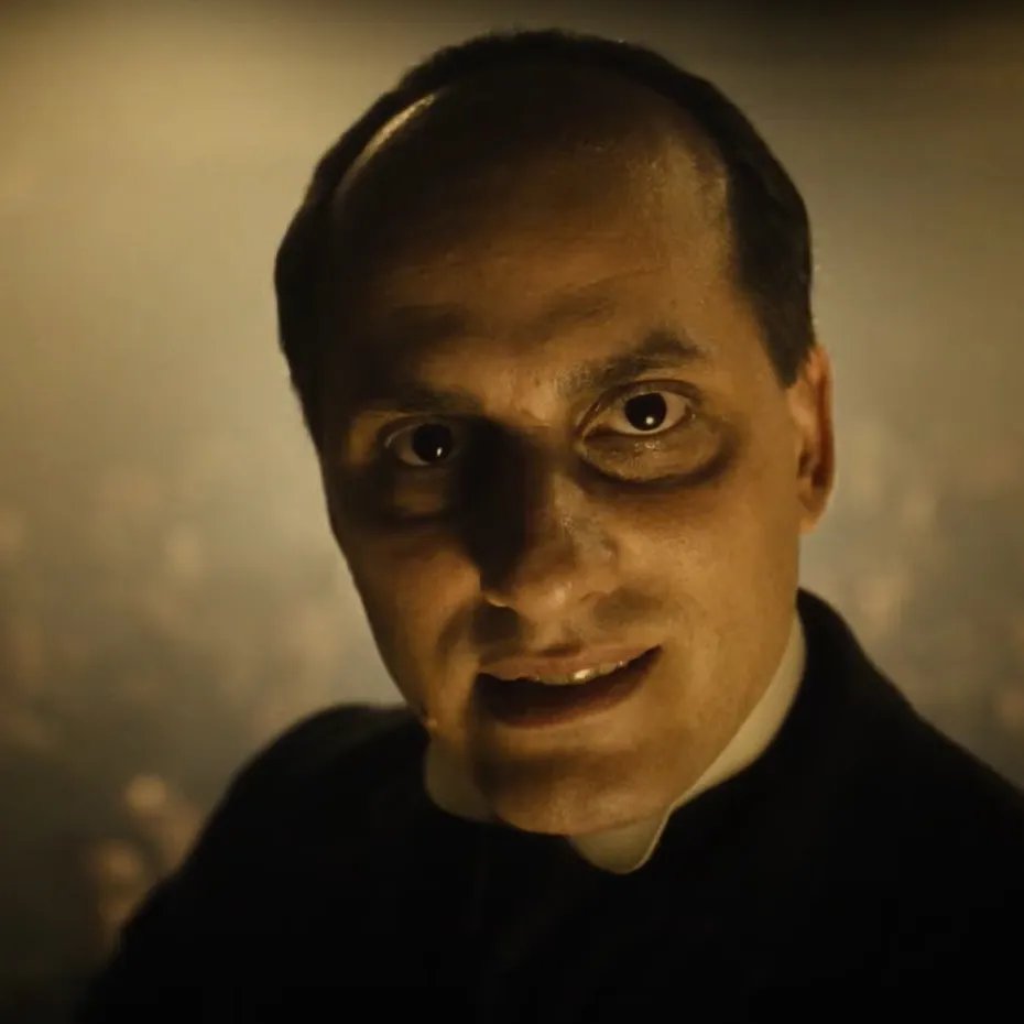 Franci46924979's tweet photo. Diversi pensieri e considerazioni su #Milfigliodelsecolo
Ho letto elogi sulla fotografia, sì, ma la #regia è da 10 con tagli diagonali che a tratti mi ricorda il cinema #espressionista tedesco. Plaudo anche al #montaggio di #valeriobonelli Meno mi è piaciuta la scenografia 👇 https://t.co/2Jd7ZbGIvw