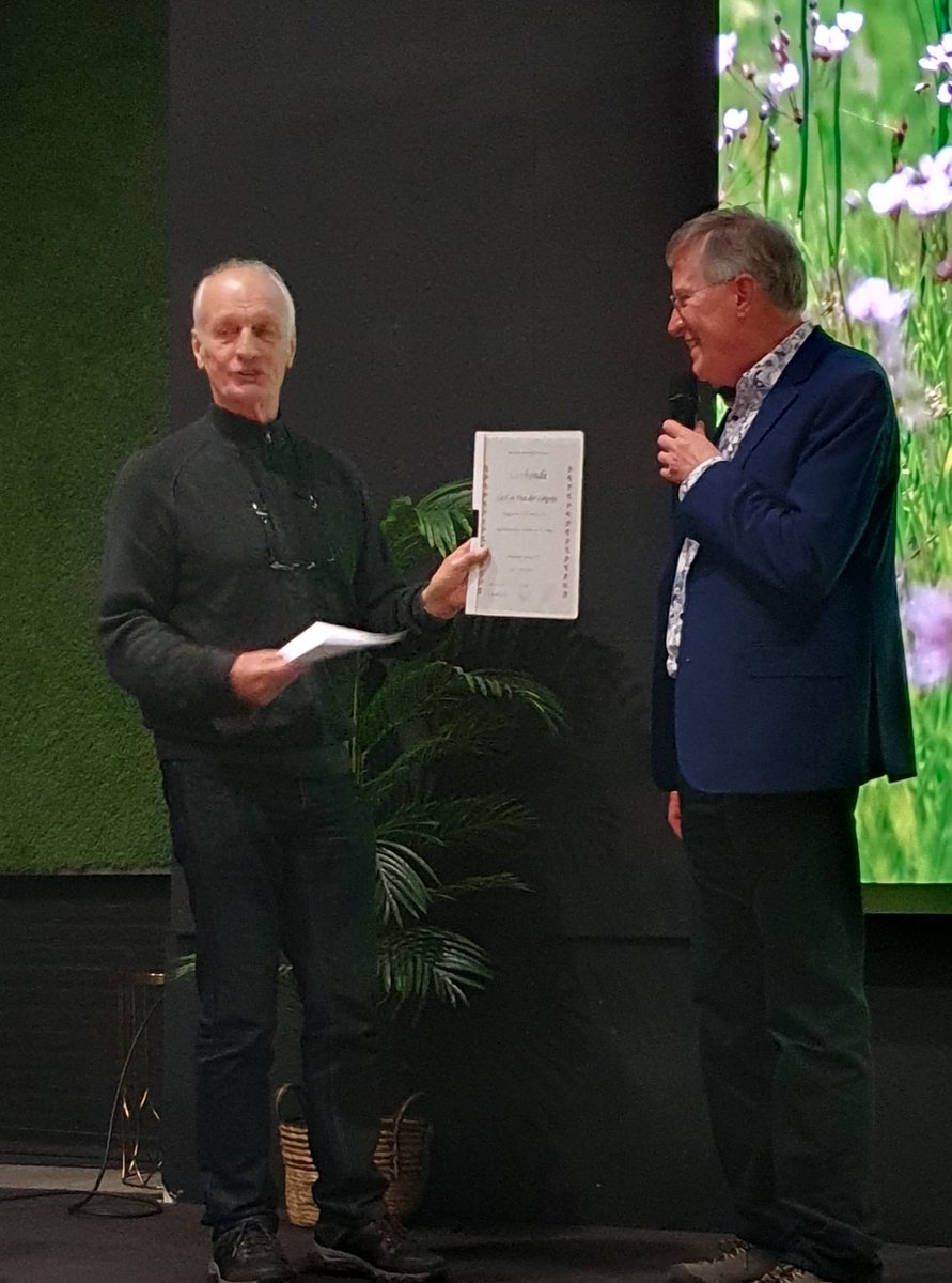 Op 11 januari mocht ik ook de Cool &amp; Van der Lek-prijs van de NMV uitreiken aan Henk Huijser. Henk heeft dertig jaar studie gedaan naar het geslacht Wimperzwam en heeft daar een prachtig boek over geschreven. Voor zijn andere verdiensten zie onze website mycologen.nl/archief-van-de…