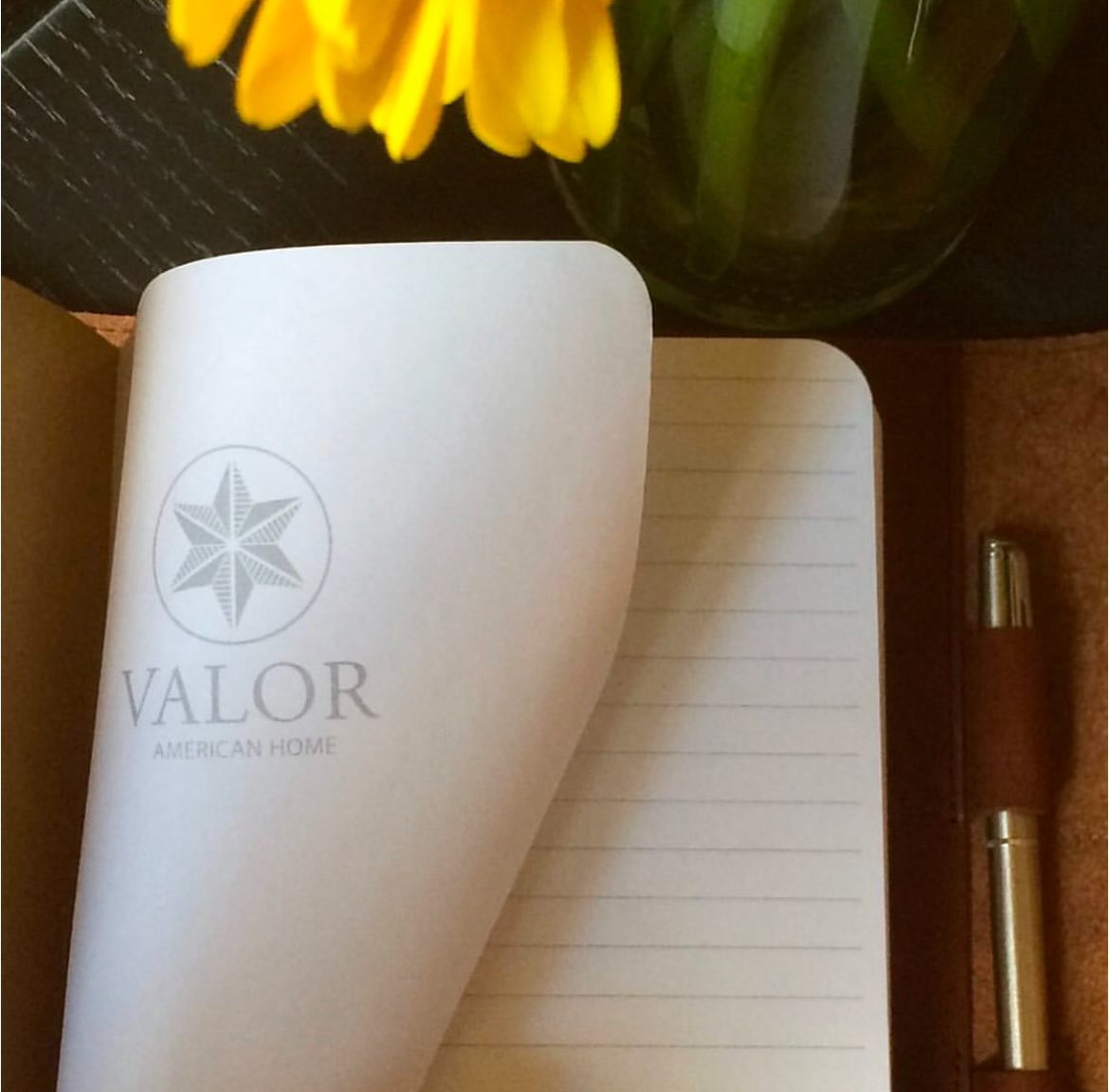 This handcrafted journal is the creation of a collaboration of artisans in Tennessee, South Carolina, Florida, and North Carolina. It’s combination of rich domestic leather and genuine alligator will add panache to any setting. Made in USA!! 
Available: valoramericanhome.com/shop/accessori…