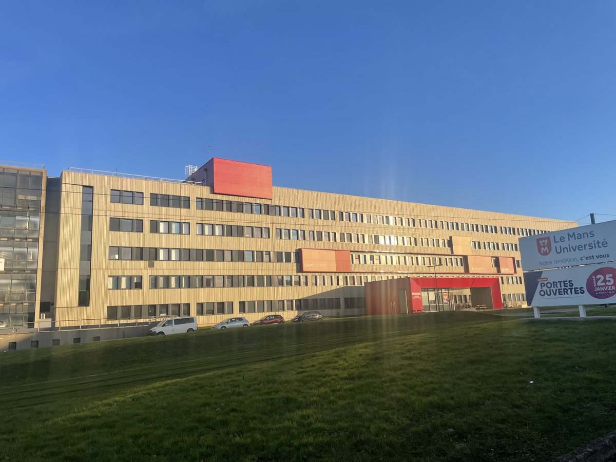 Notre bâtiment au coucher de soleil hivernal..