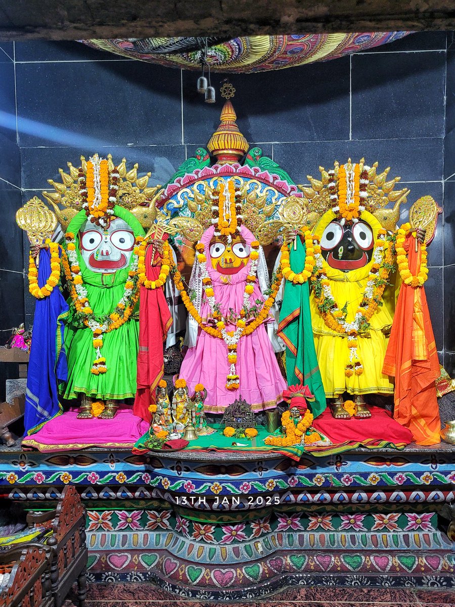 CuttackFestival's tweet photo. ୧୩ ଜାନୁଆରୀ ସୋମବାର ପବିତ୍ର ପୌଷ ପୂର୍ଣ୍ଣିମାରେ 
ଦୋଳମୁଣ୍ଡେଇ ଶ୍ରୀ ପତିତପାବନ ଜୀଉଙ୍କ  ସୁନା ବେଶ ସନ୍ଧ୍ୟା ଦର୍ଶନ 🙏🏼🙏🏼🙏🏼🙏🏼🙏🏼

Shree Jew nka Sandhya Darshan 🙏🏼🙏🏼🙏🏼

Dolamundai Patitapaban Jew Temple 

13th Jan 2025

#CuttackPujaFestivals 
#Cuttack
#Odisha
#Cuttack_puja_festivals 
#viralpost https://t.co/6xGRiDah5j