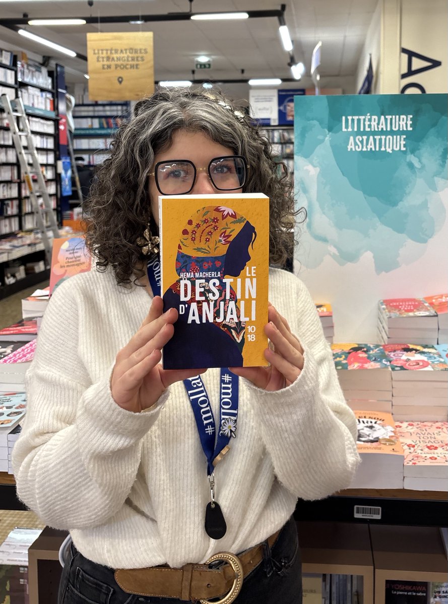 Librairie Mollat (@librairiemollat) on Twitter photo Coup deâ€ïžen poche
Le destin d'Anjali de Hema Macherla aux <a href="/Editions1018/">Editions 10/18 đ</a>
Un roman tragique et bouleversant, oĂč Anjali est en quĂȘte de libertĂ© de d'indĂ©pendance dans l'Inde des annĂ©es 1920, dĂ©chirĂ©e entre les traditions et le dĂ©but des demandes indĂ©pendantistes de son peuple. Coup deâ€ïžen poche
Le destin d'Anjali de Hema Macherla aux <a href="/Editions1018/">Editions 10/18 đ</a>
Un roman tragique et bouleversant, oĂč Anjali est en quĂȘte de libertĂ© de d'indĂ©pendance dans l'Inde des annĂ©es 1920, dĂ©chirĂ©e entre les traditions et le dĂ©but des demandes indĂ©pendantistes de son peuple.