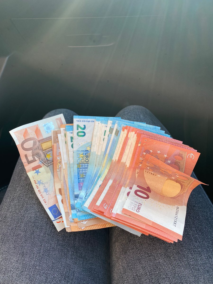 Dominanymphea's tweet photo. Après-midi avec mon soumis !

Je sais à quel point vous êtes jaloux de ne pas être à mes pieds comme lui
Un vrai petit toutou qui me suit avec mes sacs…

#soumis #soumission #domina #domination #fétichiste #pieds #moneyslavefrancais https://t.co/l6AF2DFoxv