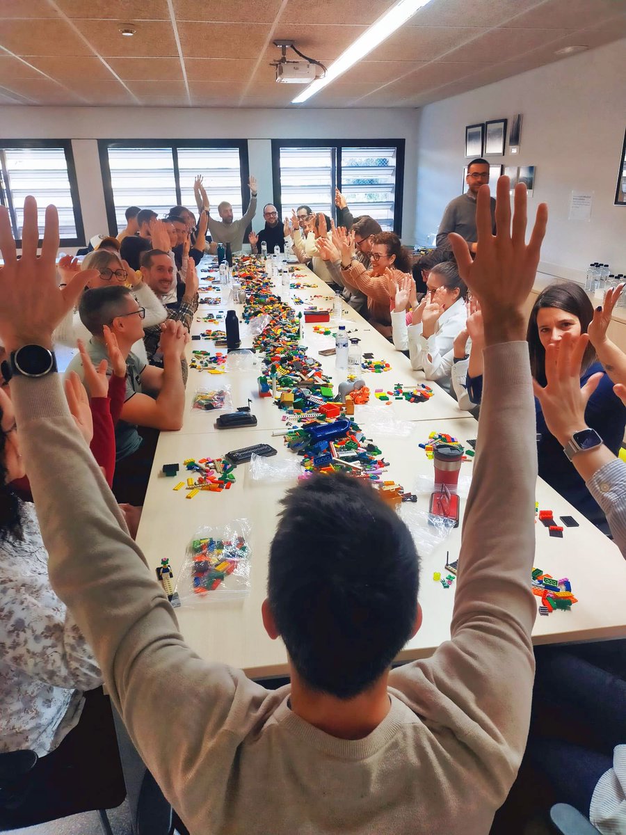 icleaturv's tweet photo. Creativitat en acció!
Al Diploma Expert en Desenvolupament Directiu per al sector d’explotació de Parcs Temàtics, que realitzem amb @Portaventura_ES , hem explorat la metodologia Lego Serious Play de la mà de @xavierplana ⬇️ https://t.co/VdarrfRiAN