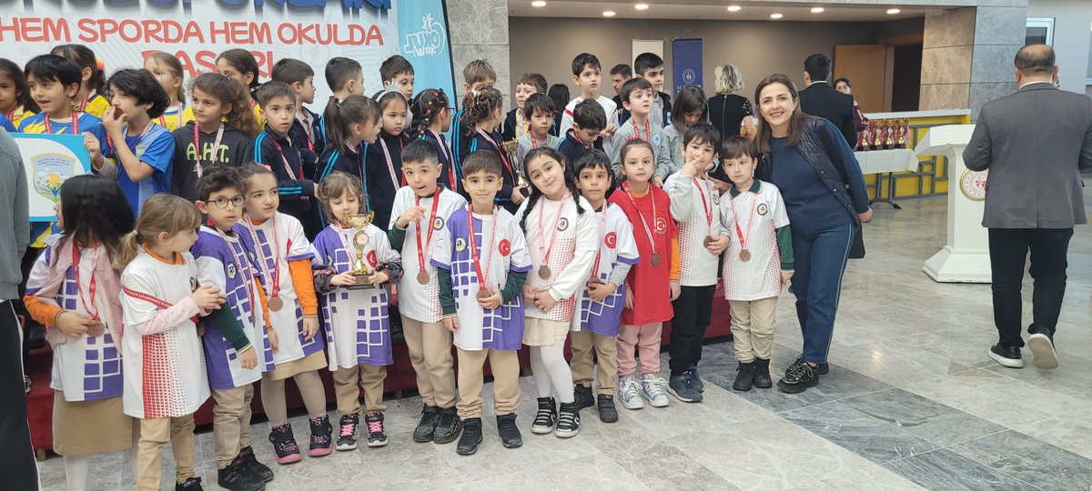 Gururla paylaşıyoruz! Bakırköy ilçesi İFET 4'sü değerli öğrencilerimiz, bizleri bir kez daha gururlandırdı. Başarılarınızın daim olmasını diliyor, emeği geçen öğretmenlerimize ve destek veren ailelerimize teşekkür ediyoruz. <a href="/BakirkoyMEM/">Bakırköy İlçe Millî Eğitim Müdürlüğü</a>