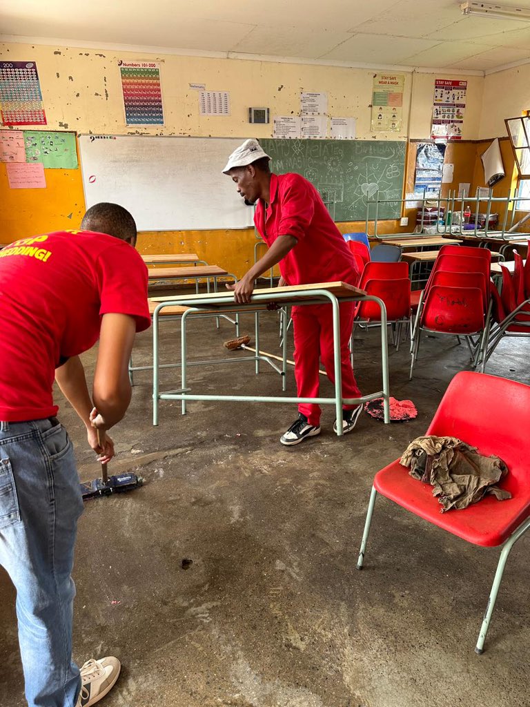 EffNorthwest's tweet photo. ♦️In Pictures♦️

Andries Tatane Clean-Up Campaign is currently in full swing at Maokaneng Primary School, Ditsobotla Local Municipality.

It’s all hands on deck getting schools ready for teaching and learning. https://t.co/pXm420eM4F