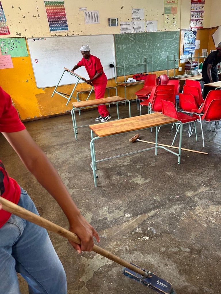 EffNorthwest's tweet photo. ♦️In Pictures♦️

Andries Tatane Clean-Up Campaign is currently in full swing at Maokaneng Primary School, Ditsobotla Local Municipality.

It’s all hands on deck getting schools ready for teaching and learning. https://t.co/pXm420eM4F