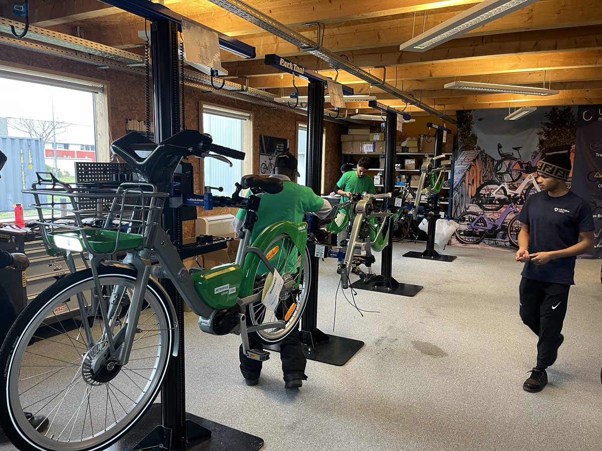 Lyon Demain (@lyondemain) on Twitter photo 🟢 VELO’V 🟢
👉 Le nouveau Vélo’v électrique débarque le 29 janvier.
👉 sur 2500 vélo’v électriques déployés, 800 sont fabriqués à Saint-Priest.
👉 on est allé découvrir cette chaine de fabrication
<a href="/Fabien_Bagnon/">Fabien Bagnon 🌿🚨</a> <a href="/brunobernard_fr/">Bruno Bernard</a> <a href="/JCDecauxGlobal/">JCDecaux Global</a> <a href="/JCDecaux_France/">JCDecaux France</a>
<a href="/LaVilleaVelo/">La Ville à Vélo Lyon Métropole</a> 🟢 VELO’V 🟢
👉 Le nouveau Vélo’v électrique débarque le 29 janvier.
👉 sur 2500 vélo’v électriques déployés, 800 sont fabriqués à Saint-Priest.
👉 on est allé découvrir cette chaine de fabrication
<a href="/Fabien_Bagnon/">Fabien Bagnon 🌿🚨</a> <a href="/brunobernard_fr/">Bruno Bernard</a> <a href="/JCDecauxGlobal/">JCDecaux Global</a> <a href="/JCDecaux_France/">JCDecaux France</a>
<a href="/LaVilleaVelo/">La Ville à Vélo Lyon Métropole</a>