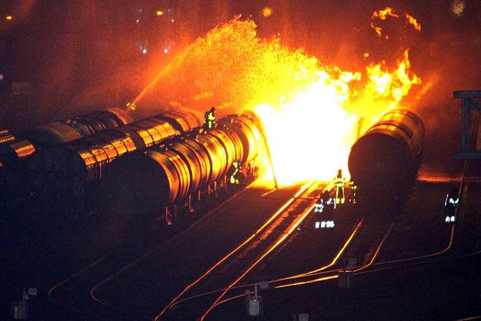 Enorme brand in treinwagon met ethanol op Kijfhoek Zwijndrecht na botsing