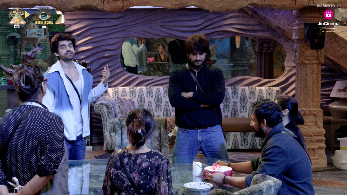 HotstarReality's tweet photo. Bigg Boss made Rajat’s birthday special with a cake, shayaris, and heartfelt wishes from all. 🫶🏼

Catch the moment #24HrsChannel of #BiggBoss18 exclusively on JioCinema Premium 

@rajat_9629

Watch now: https://t.co/cC4s7Jt3se

#BiggBoss18OnJioCinema https://t.co/1liBtnteoO