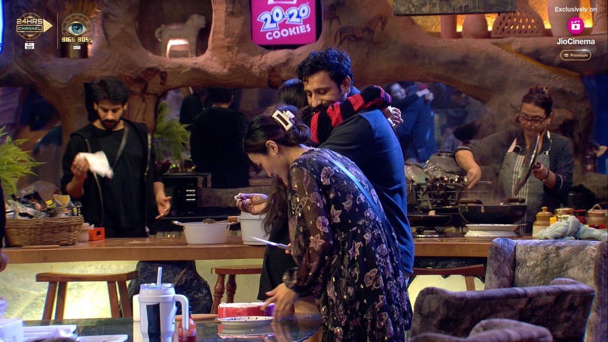 HotstarReality's tweet photo. Bigg Boss made Rajat’s birthday special with a cake, shayaris, and heartfelt wishes from all. 🫶🏼

Catch the moment #24HrsChannel of #BiggBoss18 exclusively on JioCinema Premium 

@rajat_9629

Watch now: https://t.co/cC4s7Jt3se

#BiggBoss18OnJioCinema https://t.co/1liBtnteoO