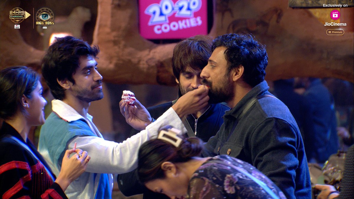 HotstarReality's tweet photo. Bigg Boss made Rajat’s birthday special with a cake, shayaris, and heartfelt wishes from all. 🫶🏼

Catch the moment #24HrsChannel of #BiggBoss18 exclusively on JioCinema Premium 

@rajat_9629

Watch now: https://t.co/cC4s7Jt3se

#BiggBoss18OnJioCinema https://t.co/1liBtnteoO