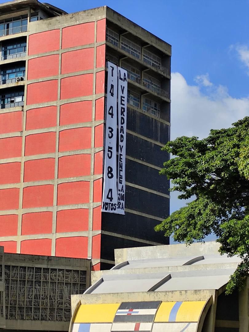 “La verdad, vence la sombra (...) 7.443.584 votos”. 

Estudiantes de la Universidad Central de Venezuela despliegan un enorme cartel. 

No podrán callar a los venezolanos. 🇻🇪