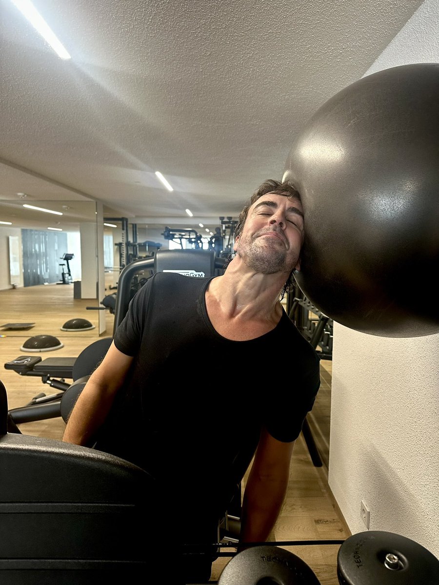 TearOffFR's tweet photo. Si vous vous demandiez à quel point le cou d’un pilote de F1 est musclé, voici Fernando Alonso à 43 ans 🫡🥶

MONSTRE 🇪🇸

#F1 https://t.co/kRZT7tkHtu