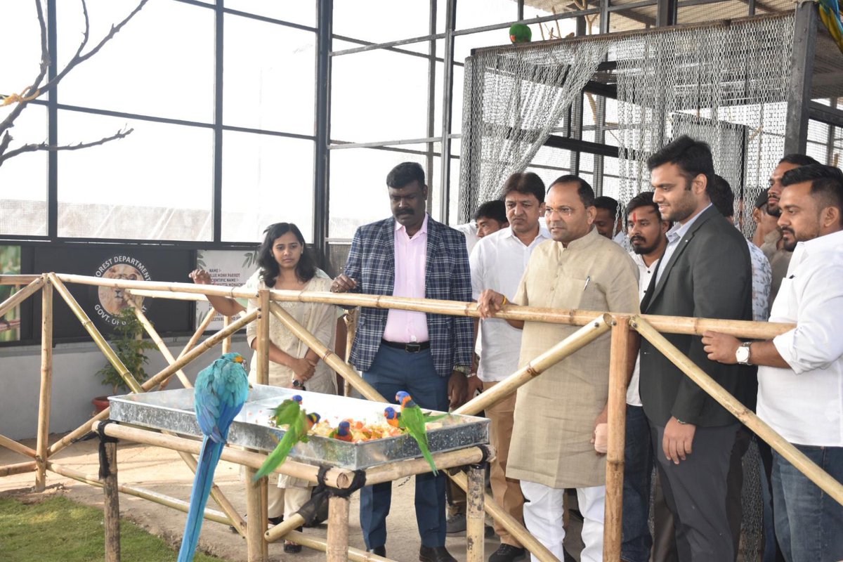 InfoGujarat's tweet photo. વન, પર્યાવરણ રાજ્યમંત્રી શ્રી મુકેશભાઈ પટેલના વરદ્દહસ્તે સુરતના ડુમસ ફોરેસ્ટ કોલોની-સુલતાનાબાદ ખાતે નવનિર્મિત ગુજરાતના સૌપ્રથમ 'નગરવન'નું લોકાર્પણ કરાયું…
આ નગરવનમાં આફ્રિકા અને ઓસ્ટ્રેલિયાની વિવિધ 12 પ્રજાતિઓના 100થી વધુ એક્ઝોટીક પક્ષીઓ તેમજ...
#NagarVan #Surat #DumasBeach https://t.co/XOwID5itCQ