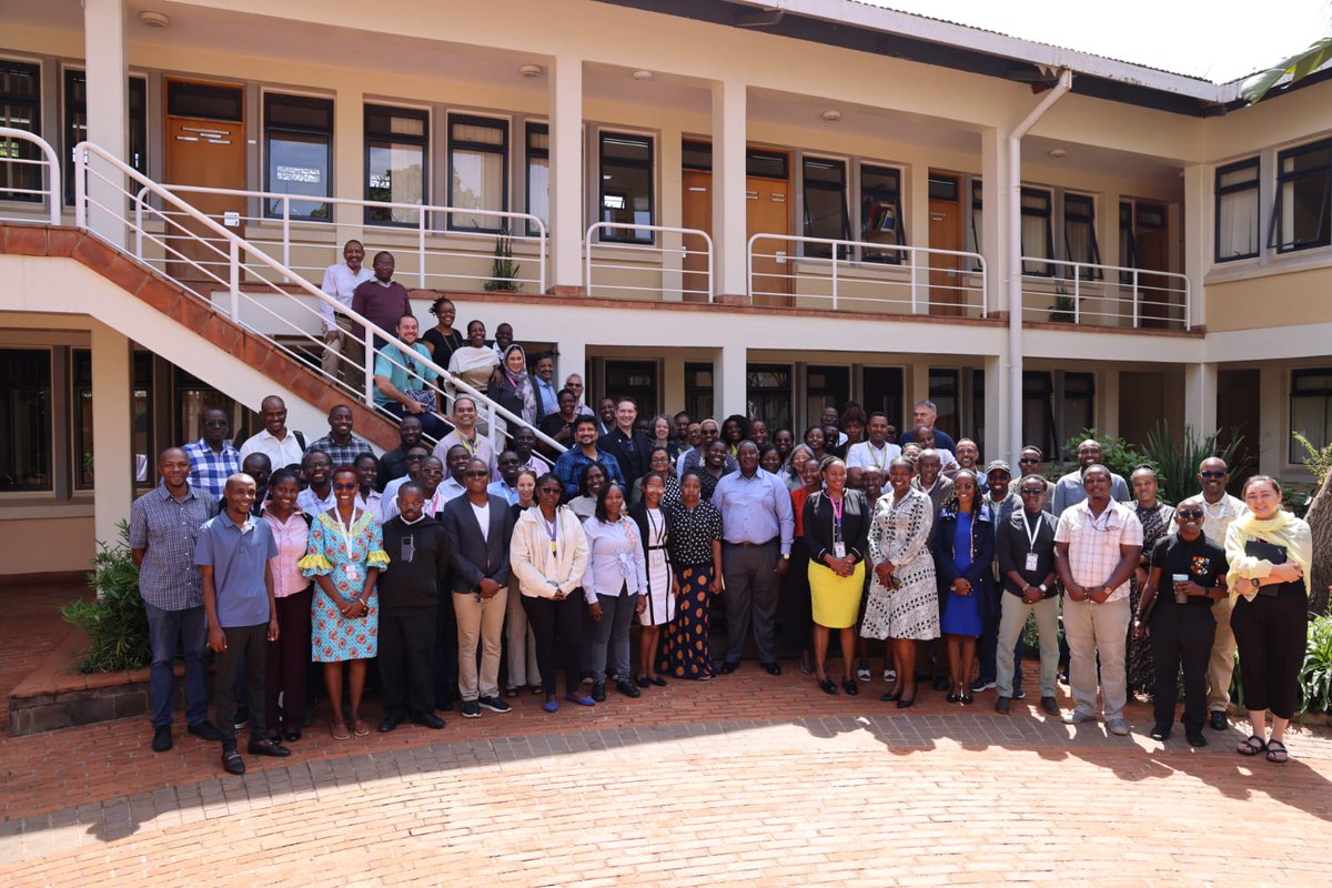 bramaccimmyt's tweet photo. I'm happy to start the week meeting with @CIMMYT's team in #Nairobi, #Kenya.
Thank you all for your dedication to solving tomorrow's problems today.
#ExcellenceInScience #CIMMYT2030Strategy https://t.co/yKwcHGPkEh