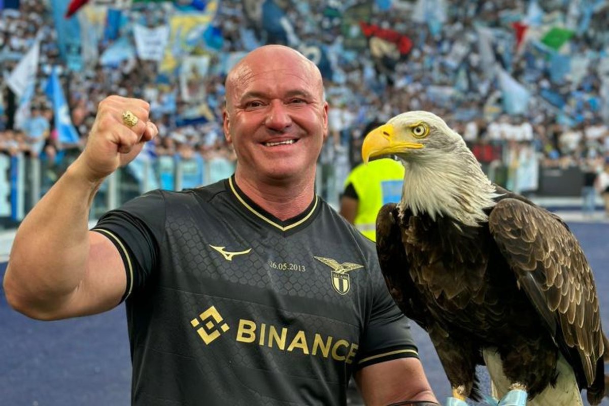 La Lazio ha despedido a Juan Bernabé, el cetrero español que controla a Olimpia, el águila del equipo romano.

¿La razón? Compartir vídeos y fotos de la prótesis de pene que le han puesto.

Poco antes de ser despedido, concedió una entrevista ante la polémica que había surgido en