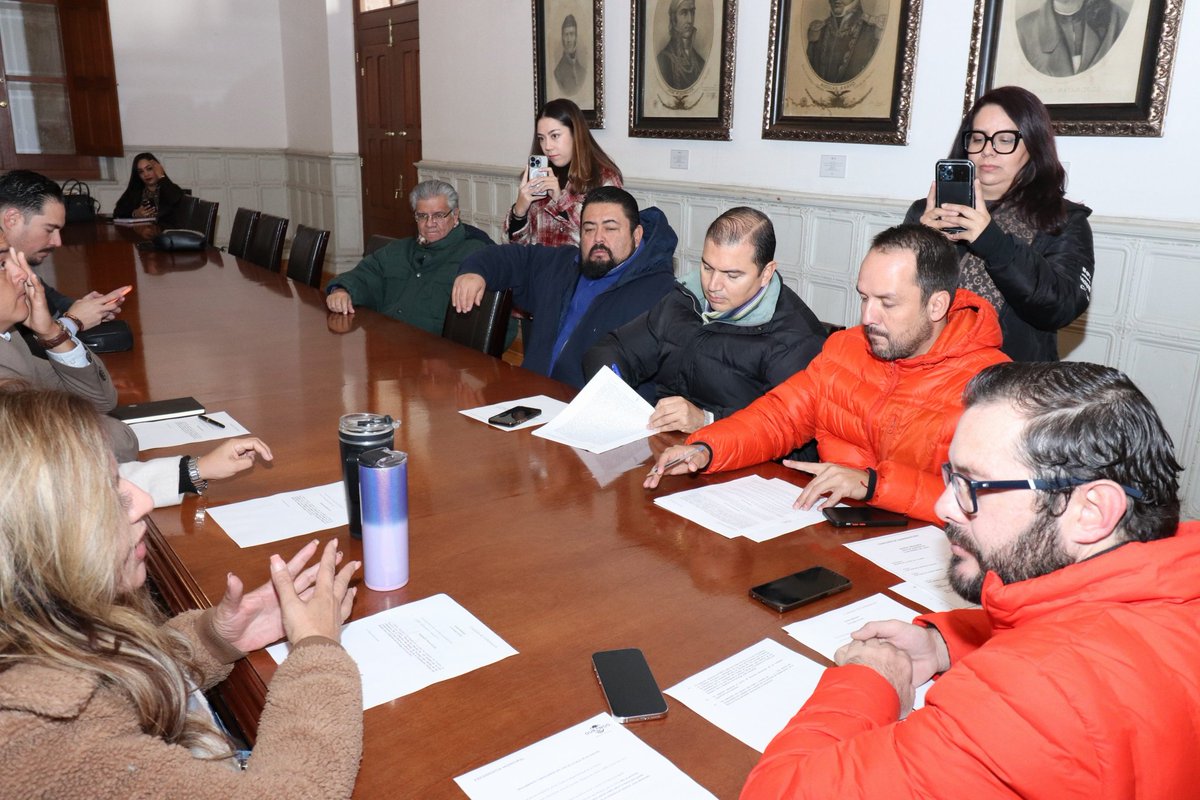 NachoFuentesDgo's tweet photo. Hoy en Comisión de Gobernación, dimos voto a favor al decreto para la desaparición del #IDAIP e #INEVAP, priorizando los principios de austeridad republicana. Este cambio busca canalizar los recursos a áreas de mayor impacto social, garantizando la continuidad de sus funciones. https://t.co/WbLPuF0l88
