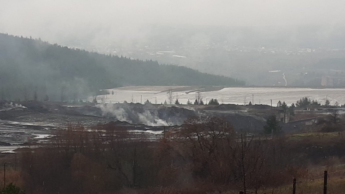 BKolektifi's tweet photo. Kolektif gönüllümüz Habib, bugün Bursa Orhaneli Çelikler Termik Santrali kömür sahasında hayatını kaybeden Murat Özdogan’ın ailesine taziye ziyaretinde bulundu. Aileye başsağlığı diliyoruz.

Habib'in izlenimlerini sizlerle paylaşıyoruz.
Bursa’dan Orhaneli’ye doğru #Emekoloji https://t.co/WbhF4O2klJ
