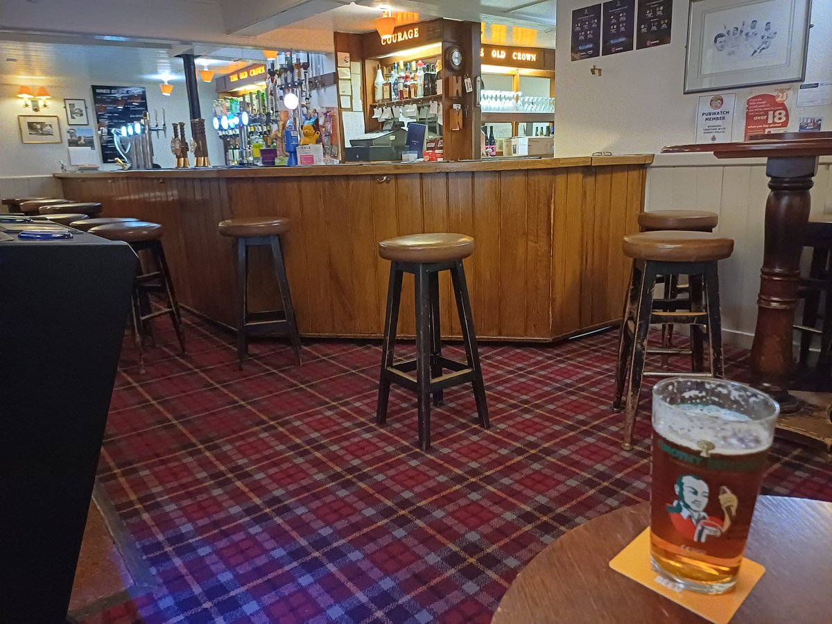 Juzza07's tweet image. Good evening Weybridge!

Another crazy Monday.
At £6.50 a pint of Landlord I may not be back for a while either. 

#gelovejuzza07
#oldcrown