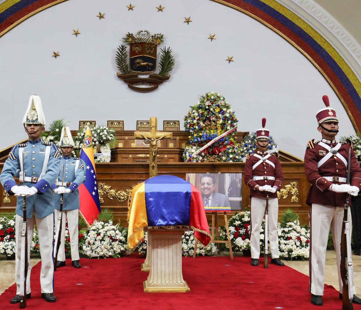 #13Ene|| El Parlamento Nacional rindió homenaje póstumo al exfiscal y exvicepresidente ejecutivo de la República, Julián Isaías Rodríguez, este lunes en capilla ardiente desde el Hemiciclo Protocolar del Palacio Federal Legislativo..