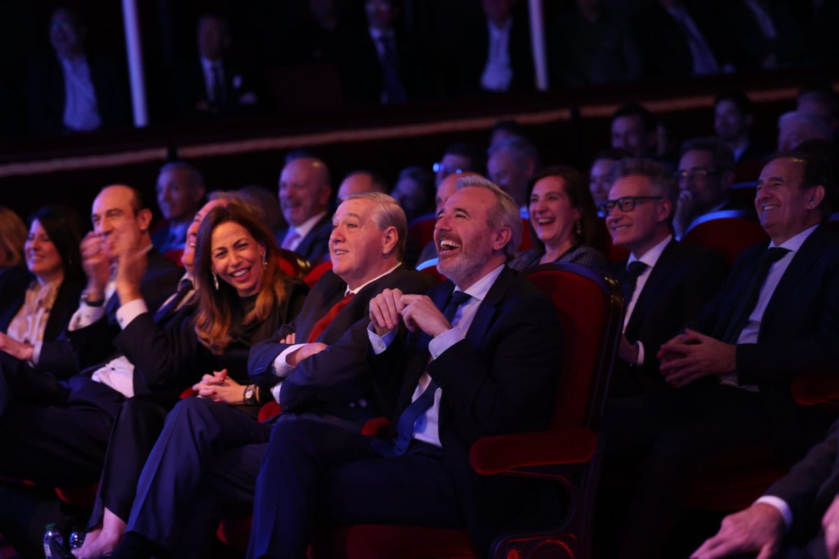 cnhelios's tweet photo. En los equipos siempre hay uno que cuenta los chistes, en nuestro Club ese es Leo Harlem.

 El Teatro Principal se llena de carcajadas durante las simpáticas intervenciones del humorista que ha recibido la camiseta heliófila.

100añosHelios🔹 https://t.co/Dfv87LTjZ1