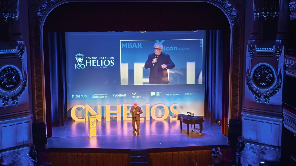 cnhelios's tweet photo. En los equipos siempre hay uno que cuenta los chistes, en nuestro Club ese es Leo Harlem.

 El Teatro Principal se llena de carcajadas durante las simpáticas intervenciones del humorista que ha recibido la camiseta heliófila.

100añosHelios🔹 https://t.co/Dfv87LTjZ1