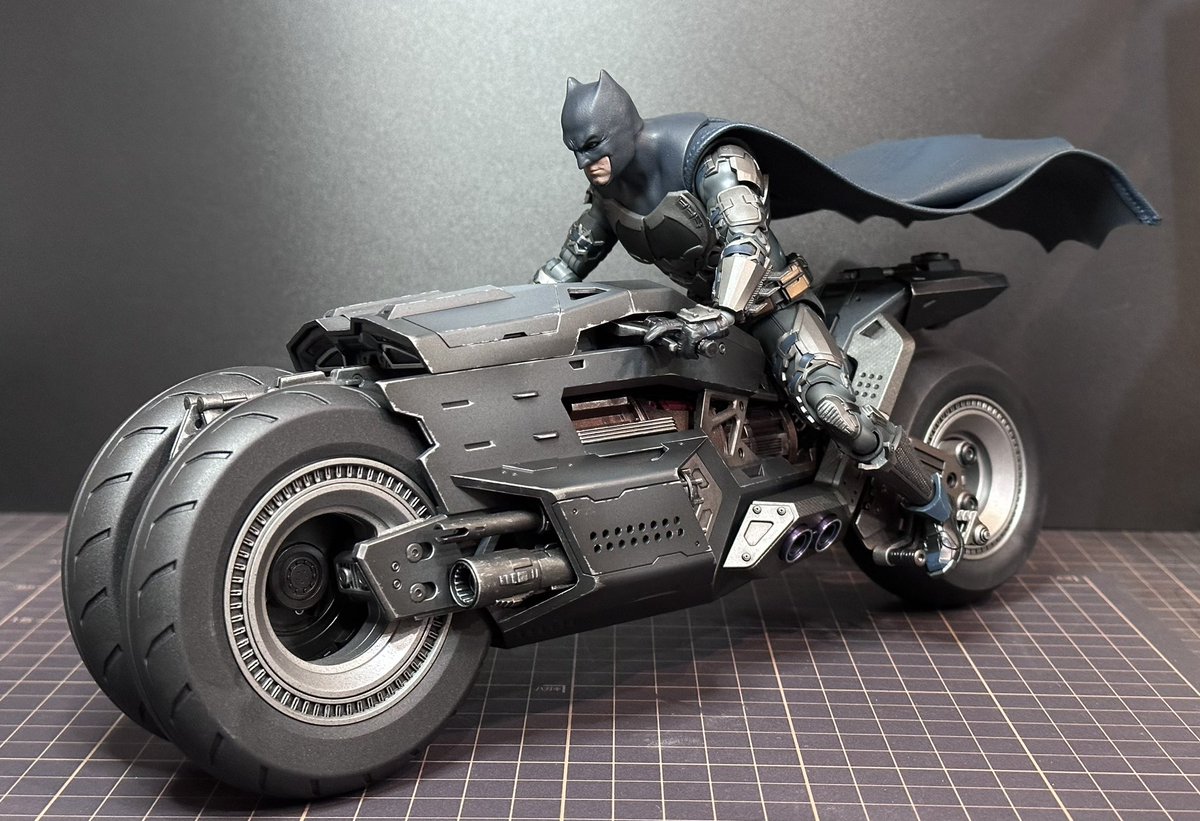 K2Works1's tweet image. 1:12 THE FLASH / BATMAN &amp;amp; BATCYCLE

バットサイクルに搭乗させると
こんな感じですね✨
首のジョイントが優秀なので少しの加工で
頭を上げる事が出来ます♪

#创世模王 #MODOKING #MAFEX
#BATMAN #THEFLASH