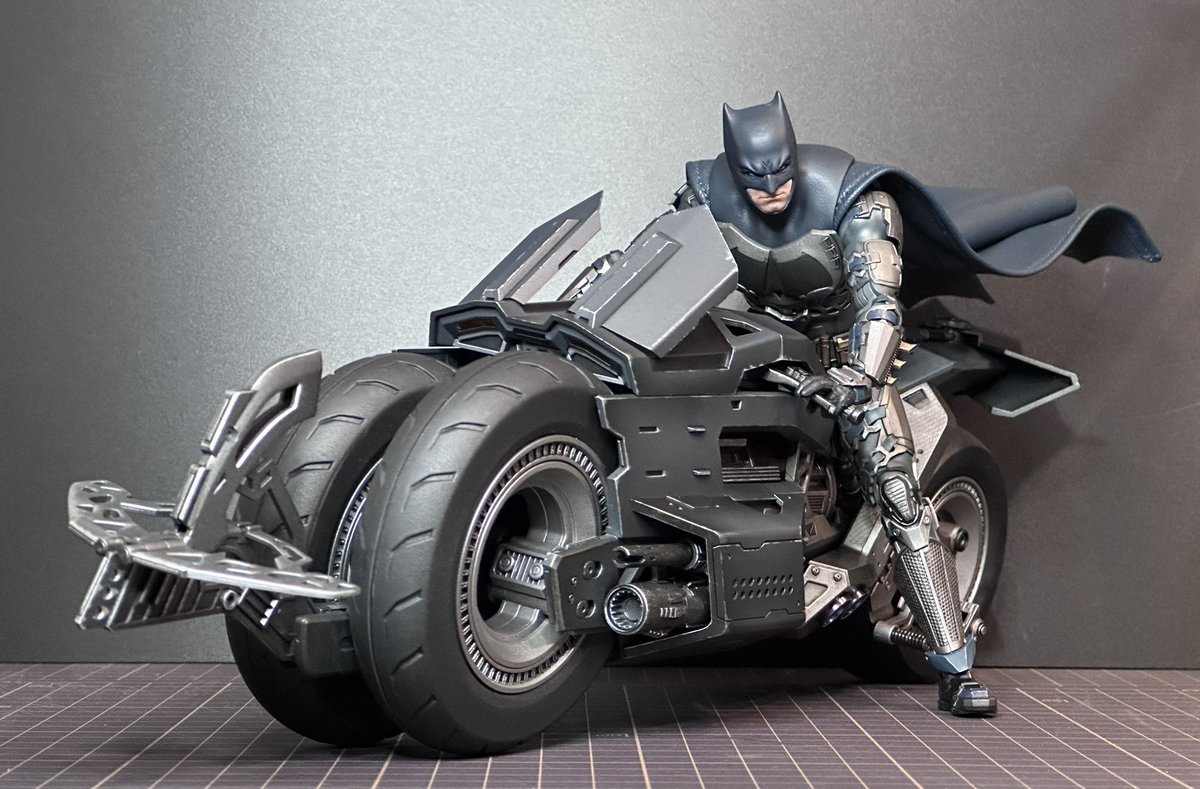K2Works1's tweet image. 1:12 THE FLASH / BATMAN &amp;amp; BATCYCLE

バットサイクルに搭乗させると
こんな感じですね✨
首のジョイントが優秀なので少しの加工で
頭を上げる事が出来ます♪

#创世模王 #MODOKING #MAFEX
#BATMAN #THEFLASH