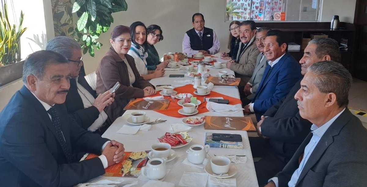 Nancy Adriana León Vite, directora general de Educación Básica, se reunió con directoras y directores de los niveles y modalidades de Educación Básica con la finalidad de coordinar acciones conjuntas para este 2025 en favor de la niñez y juventud hidalguense.
