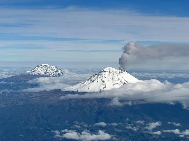 UNAM_MX's tweet photo. Los volcanes #Popocatépetl e #Iztaccíhuatl 🗻 se vistieron de gala ❄️.
📷 @JuanPabloFdz 
📷 @SinEmbargo 
📷 @mrixtapalucas https://t.co/nqz4uueLBr